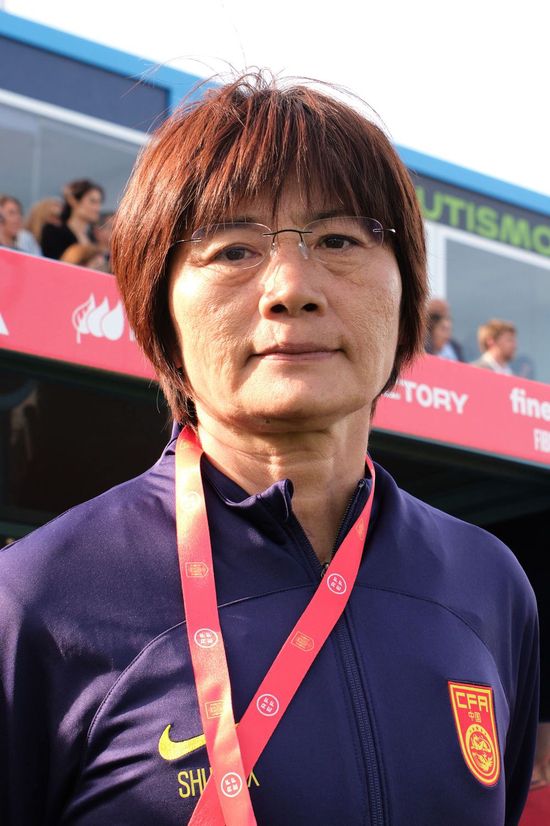 李亚林点头道：吩咐下去一定要地毯式搜寻，结合费氏集团总部大楼的建筑蓝图，不要放过任何一个有可能逃走的通道。